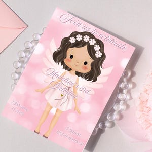 Puede incluir: Invitación de cumpleaños rosa con una ilustración de una niña con alas de ángel y una corona de flores. La invitación dice "Únete a nosotros para celebrar el 3er cumpleaños de Madeline" con la fecha, hora y dirección.