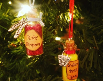 Set de adornos de botella de vidrio inspirados en las zapatillas de rubí y el camino de ladrillos amarillos del Mago de Oz, con dijes y purpurina fina roja y amarilla. Regalo ideal para cosplay.