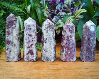Bellissime torri di rubellite, pietre matrice di quarzo tormalina, punte di pietra di cristallo curative per il chakra del cuore, la passione e il prana, con radice viola fumé.