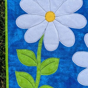Daisy Table Runner Quilt Pattern | Summer Appliqué Sewing Instructions ...