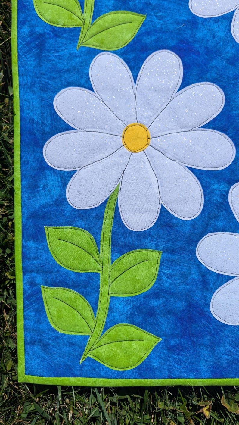 Daisy Table Runner Quilt Pattern | Summer Appliqué Sewing Instructions ...