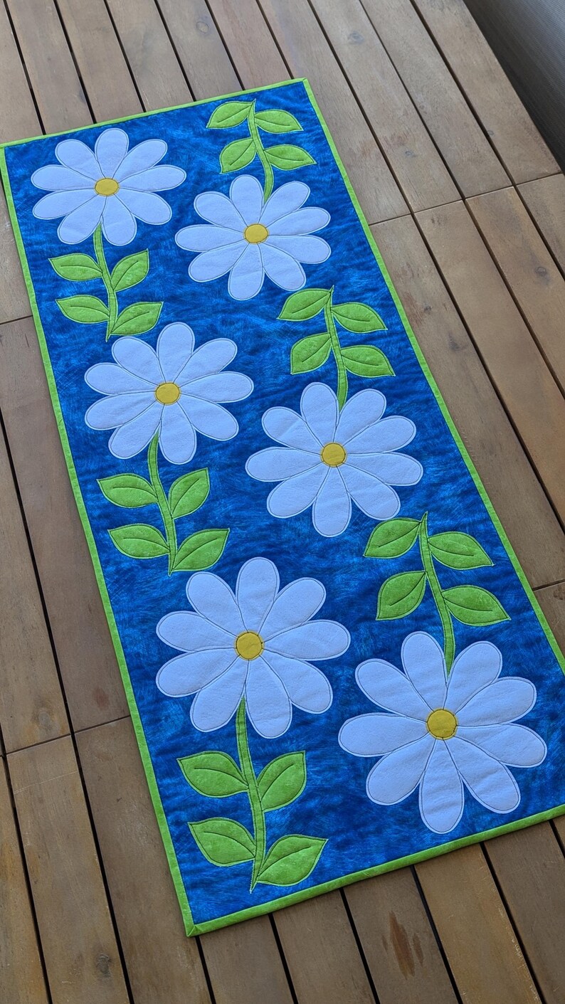 Daisy Table Runner Quilt Pattern | Summer Appliqué Sewing Instructions ...