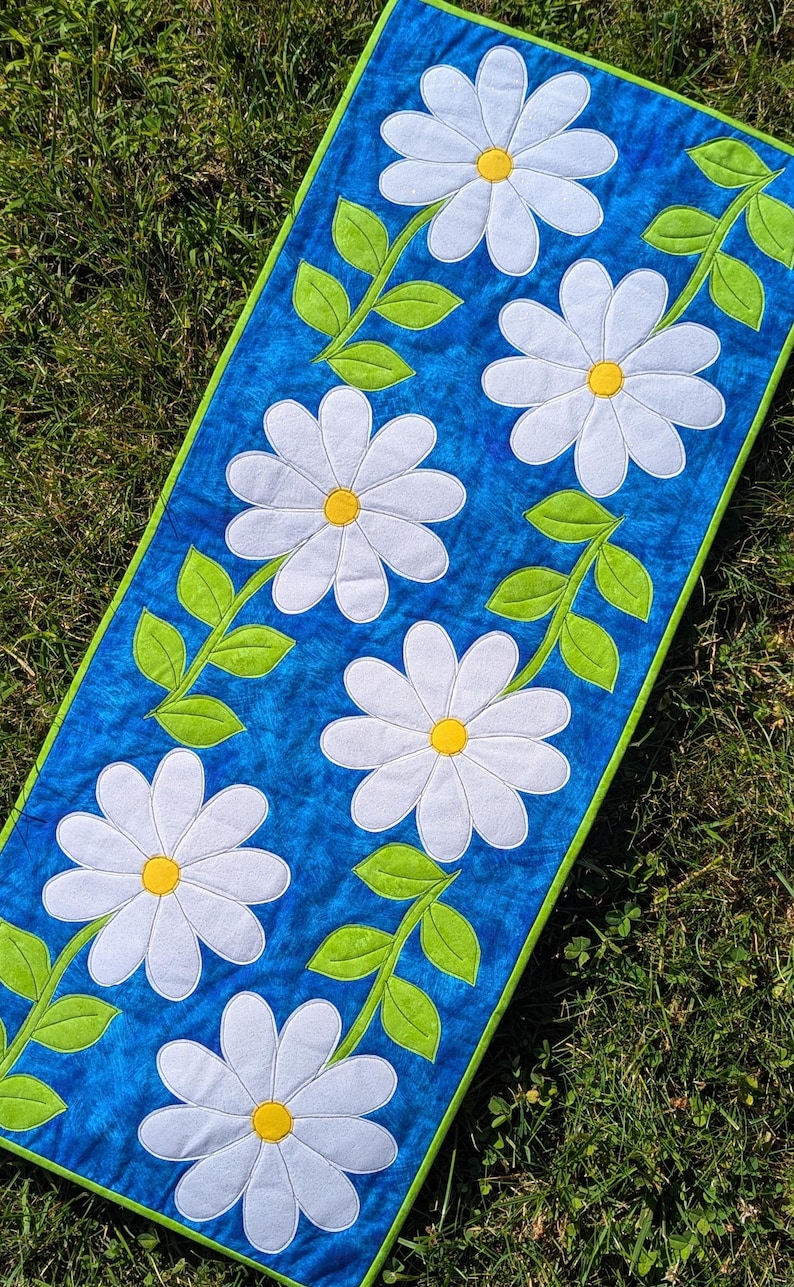 Daisy Table Runner Quilt Pattern | Summer Appliqué Sewing Instructions ...