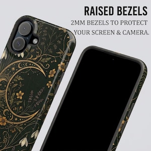 K&ouml;nnte beinhalten: Eine dunkelgr&uuml;ne Handyh&uuml;lle mit goldenem Halbmond und Blumenmuster. Der Text lautet RAISED BEZELS 2MM BEZELS TO PROTECT YOUR SCREEN & CAMERA. Die H&uuml;lle hat einen Ausschnitt f&uuml;r eine Doppelkamera und einen schwarzen Rahmen.