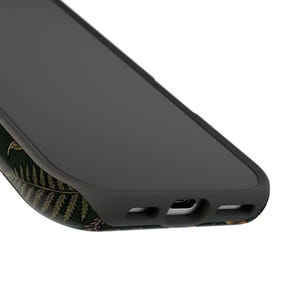 K&ouml;nnte beinhalten: Eine schwarze Smartphone-H&uuml;lle mit dunkelgr&uuml;nem Hintergrund und einem detaillierten botanischen Farnblattmuster. Die H&uuml;lle hat eine matte Oberfl&auml;che, einen erh&ouml;hten Rand um den Bildschirmbereich und pr&auml;zise Aussparungen f&uuml;r den Ladeanschluss und die Lautsprecher.