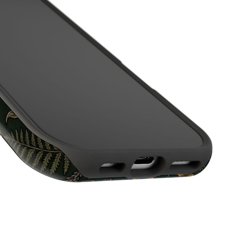 K&ouml;nnte beinhalten: Eine schwarze Smartphone-H&uuml;lle mit dunkelgr&uuml;nem Hintergrund und einem detaillierten botanischen Farnblattmuster. Die H&uuml;lle hat eine matte Oberfl&auml;che, einen erh&ouml;hten Rand um den Bildschirmbereich und pr&auml;zise Aussparungen f&uuml;r den Ladeanschluss und die Lautsprecher.