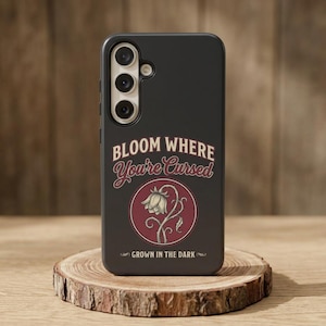 Dark Academia Handyhülle für Damen, Bloom Where Cursed Badge Design, iPhone 17 16 15 14 13 12 11, Samsung S26 S25 S24 S23, Google Pixel