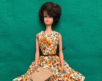 Mattel Barbie Bubble Cut Brunette-Puppe im handgefertigten Vintage-Kleid