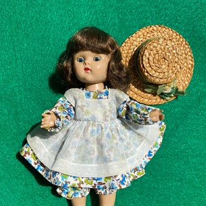 Tagged Vintage Vogue Ginny-jurk met schort, slipje en strohoed