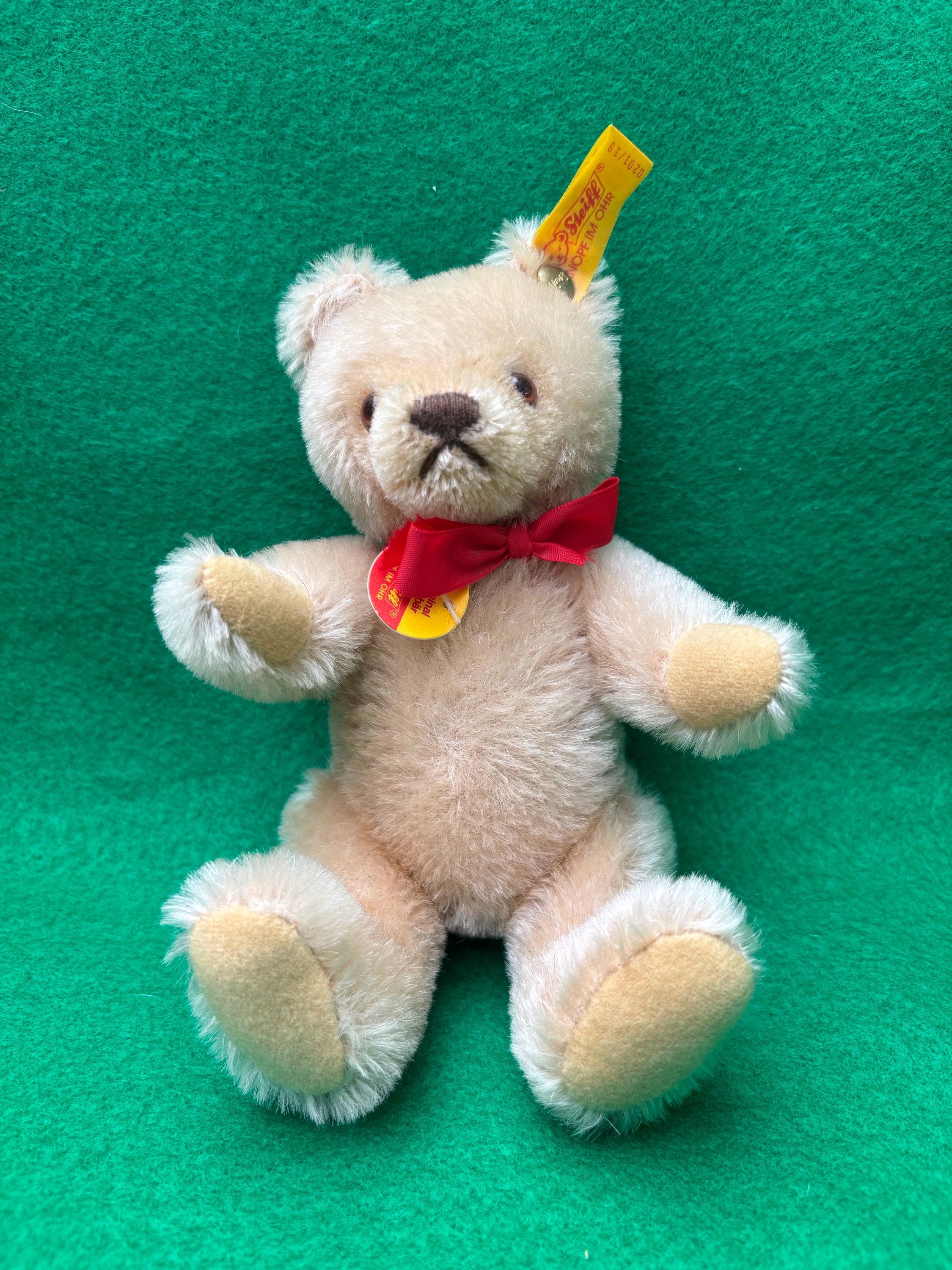 Steiff Button in Ear Japan シルバーのチャーム付き Steiff