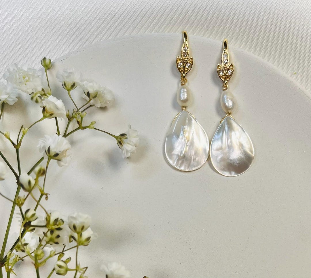 Drop Shape Shellin Beautiful Drop-shaped Shells Design With a Freshwater White Pearl and ...