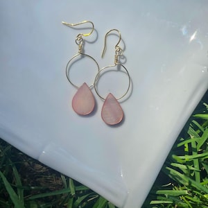 Exquisite gold wire earring with mother pearl drop pendant (pink color)