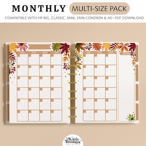 Op de afbeelding: Een maandelijkse planner-inzet met een rasterindeling en herfstbladillustraties in rood, oranje en groen. De tekst luidt MONTHLY MULTI-SIZE PACK COMPATIBLE WITH HP BIG, CLASSIC, MINI, ERIN CONDREN & A5 | PDF DOWNLOAD en Katie Thomas Creative.