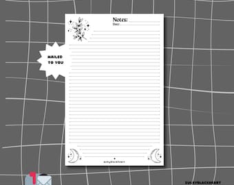 Puede incluir: Un bloc de notas blanco con líneas y un diseño celestial. El bloc de notas tiene un diseño floral y de estrellas en la esquina superior izquierda y diseños de media luna en la parte inferior. El bloc de notas mide 14 cm x 22 cm y tiene el texto "Notes: Date:" en la parte superior.