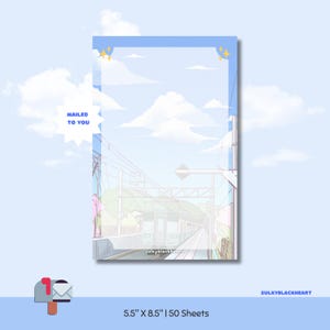 Può includere: Carta da lettere con un'illustrazione di cielo blu e scena di treno. La carta misura 14 x 21,6 cm e presenta il testo "Mailed to You" e "50 Sheets". Il design include un treno, binari e nuvole.