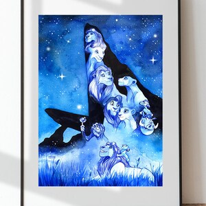 Może przedstawiać: Akwarela przedstawiająca postacie z Króla Lwa na tle nocnego, niebieskiego, gwieździstego nieba. Postacie to Simba, Nala, Mufasa, Sarabi, Timon, Pumba i Zazu. Obraz jest oprawiony w czarną ramę.