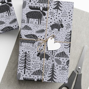 Carta da regalo scandinava nera e grigia per Natale, carta da regalo natalizia nordica per bambine, rotolo di carta da regalo per baby shower invernale nei boschi