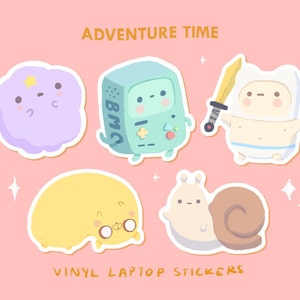 以下が含まれることがあります： カートゥーン「アドベンチャータイム」のキャラクターが描かれたビニール製ラップトップステッカー5枚。ステッカーはピンクの背景に、フィン・ザ・ヒューマン、ジェイク・ザ・ドッグ、BMO、ランピー・スペース・プリンセス、カタツムリが描かれています。