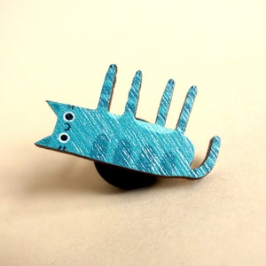 Grau Blaue Katze Pin aus Holz