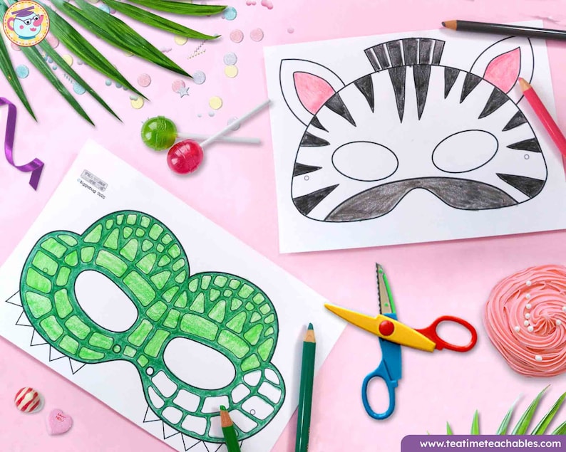 K&ouml;nnte beinhalten: Zwei Ausmalbilder mit Umrissen von Tiermasken, eines mit Zebra- und das andere mit Krokodilmuster, werden mit Buntstiften und einer Schere gezeigt. Die Zebramaske ist schwarz-wei&szlig; und die Krokodilmaske ist gr&uuml;n. Der Hintergrund ist rosa.