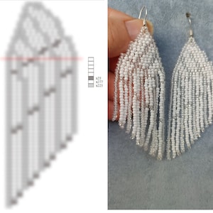 Puede incluir: Pendientes de cuentas blancas con diseño de flecos. Los pendientes tienen forma de lágrima, con una parte superior densa de cuentas y largas y colgantes flecos. Las cuentas son blancas y plateadas, creando un efecto brillante. Fondo azul claro.