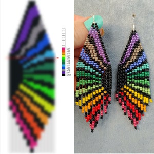 Peut inclure: Une paire de boucles d'oreilles en perles arc-en-ciel avec un fond noir et des crochets argentés. Les boucles d'oreilles sont faites de petites perles colorées et ont un design en forme de frange.