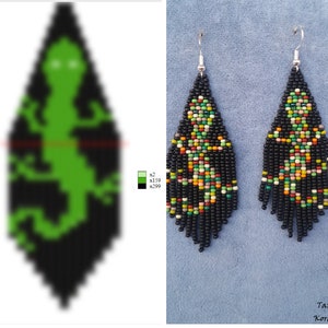 Puede incluir: Un par de pendientes de cuentas negras con un diseño de lagarto colorido. Los pendientes están hechos con pequeñas cuentas negras y presentan una variedad de colores, incluyendo verde, rojo, amarillo y naranja. El diseño de lagarto se crea con cuentas de diferentes colores y es visible en ambos pendientes.