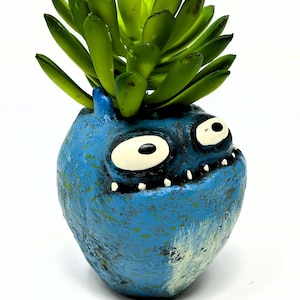 Vaso pequeno de 3,5 polegadas com estampa de monstro azul MURPHY Blob House COM PLANTA artificial, conforme mostrado.