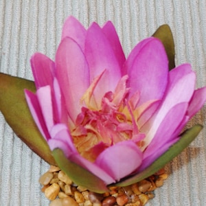 3 inch kleine lavendel paars zachte zijde waterlelie kunstaquarium kleine bloem met stenen basis, realistisch, levensecht, veilig voor betta's