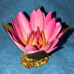 3 inch kleine ROZE zachte zijde WATERLELIE Kunstaquarium kleine bloem met stenen basis, realistisch, levensecht, veilig voor betta's (bètavissen)