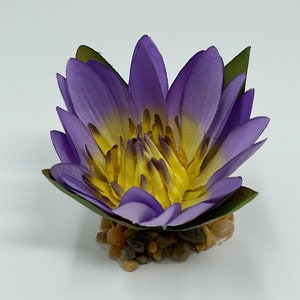 3 inch kleine lila blauwpaarse zachte zijde WATERLELIE kunstaquarium kleine bloem met stenen basis, realistisch, levensecht, veilig voor betta's