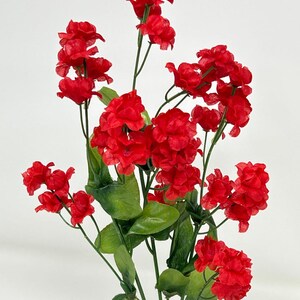 Fleur rouge vif, soie douce, souffle du bébé, base en pierre