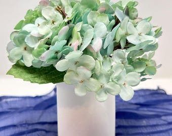 Hortensia artificial azul verdosa de 16,5 cm (6,5 pulgadas), flor de seda en maceta cilíndrica de cerámica color crema mate liso.