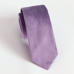Cravatta in velluto elasticizzato glicine, papillon in velluto elasticizzato glicine, fazzoletto da taschino in velluto elasticizzato glicine, cravatta da sposa in velluto