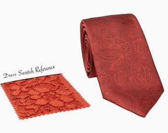 Può includere: Una cravatta rossa con motivo paisley e un campione di tessuto etichettato "Dress Swatch Reference" nell'angolo in basso a sinistra.