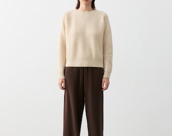 100% Cashmere Waffle-Knit Sweater - Relaxed-Fit Knit Top in Cream & Camel