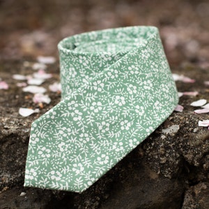 Grass Green Floral Skinny Men&#39;s Necktie, Wedding Grass Green Color, Mens Ties For Wedding, Wedding Ties For Groomsmen, Ties For Boy, D1193