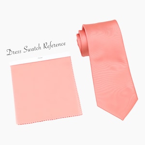 Könnte beinhalten: Korallenfarbene Krawatte mit einem passenden Stoffmuster, das mit "Coral" und "Dress Swatch Reference" beschriftet ist.