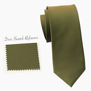 Puede incluir: Una corbata de satén verde sólido. Se incluye una muestra de tela para referencia de color. "Dress Swatch Reference" está impreso en la muestra.