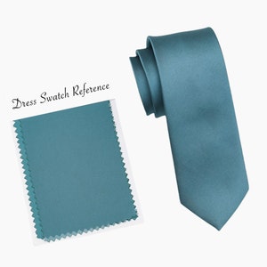 Peut inclure: Une cravate bleu sarcelle avec un échantillon de tissu assorti étiqueté "Dress Swatch Reference".
