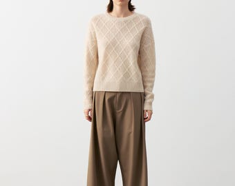 100% Cashmere Diamond Lace-Knit Sweater - Relaxed-Fit Knit Top in Cream & Light Grey