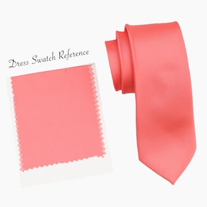 Peut inclure: Une cravate rose corail avec un échantillon de tissu assorti. "Dress Swatch Reference" est écrit au-dessus de l'échantillon.