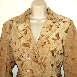 Giacca blazer aderente PETROFF in pelle scamosciata beige vintage con pieghe, lunghezza fianchi, taglia 14/42