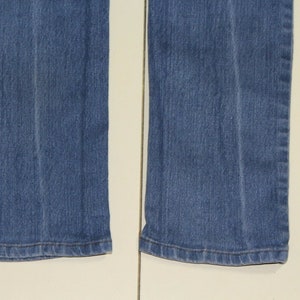 Puede incluir: Un par de pantalones vaqueros azules de mezclilla con corte recto. Los vaqueros tienen un lavado azul oscuro y est&aacute;n hechos de una tela suave y c&oacute;moda.