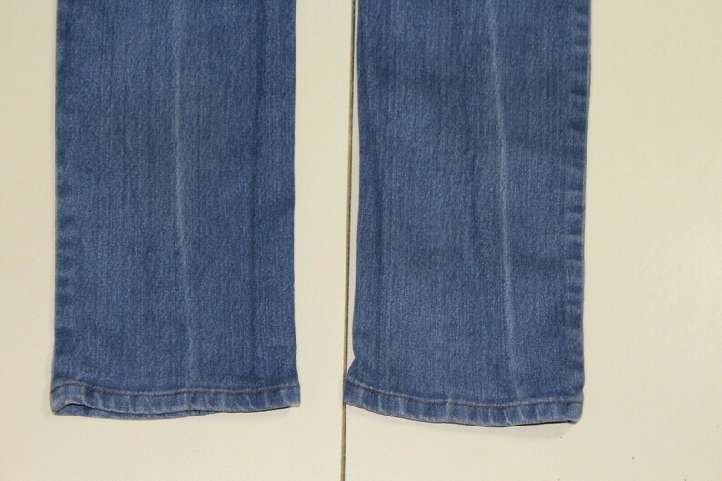 Puede incluir: Un par de pantalones vaqueros azules de mezclilla con corte recto. Los vaqueros tienen un lavado azul oscuro y est&aacute;n hechos de una tela suave y c&oacute;moda.