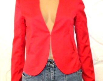 Chaqueta Blazer Vintage Magnífica de Tela Roja Dividida con Ganchos y Ojales Ajustados hasta la Cadera Talla 6/34