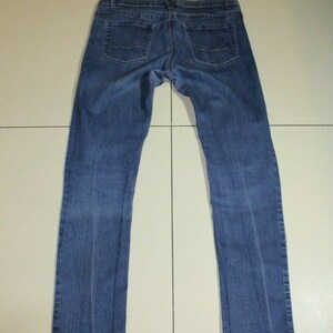 Puede incluir: Un par de pantalones vaqueros azules de mezclilla con corte recto. Los vaqueros tienen un dise&ntilde;o cl&aacute;sico de cinco bolsillos y cierre de bot&oacute;n.