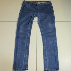 Puede incluir: Un par de pantalones vaqueros azules de pierna recta.