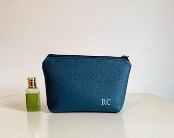 Personalized vegan leather beauty case with initials, men's and women's travel beauty case, make-up case with embroidered name, blue cosmetic bag