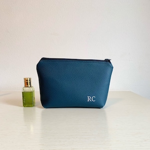 Personalized vegan leather beauty case with initials, men's and women's travel beauty case, make-up case with embroidered name, blue cosmetic bag